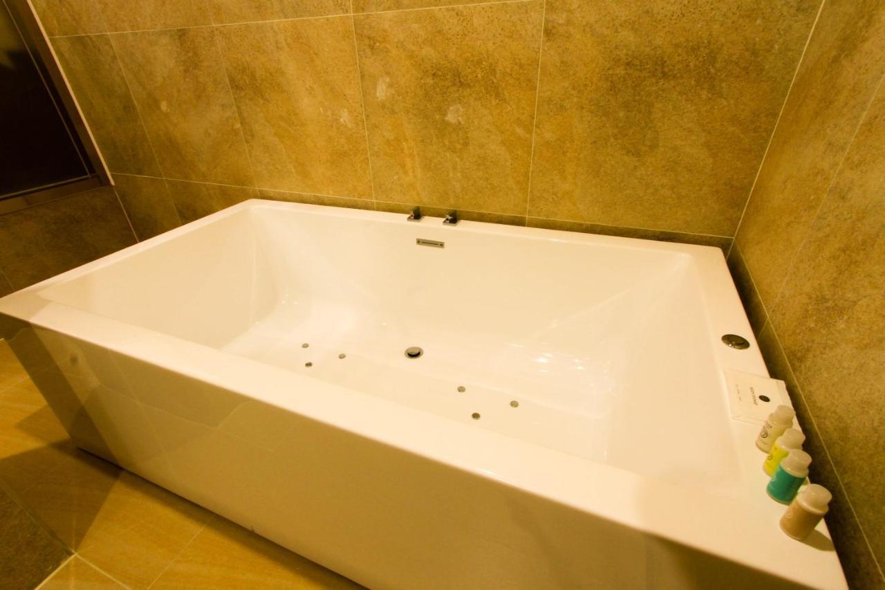 The King Hotel Busan Bagian luar foto