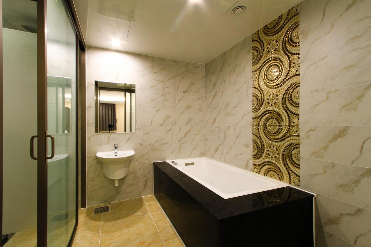 The King Hotel Busan Bagian luar foto